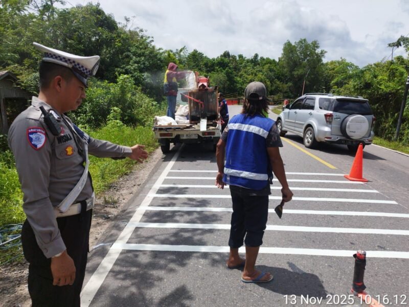 Satlantas Polres Pulang Pisau Kawal Pekerjaan Marka Jalan, Pastikan Arus Lalin Tetap Lancar dan Aman
