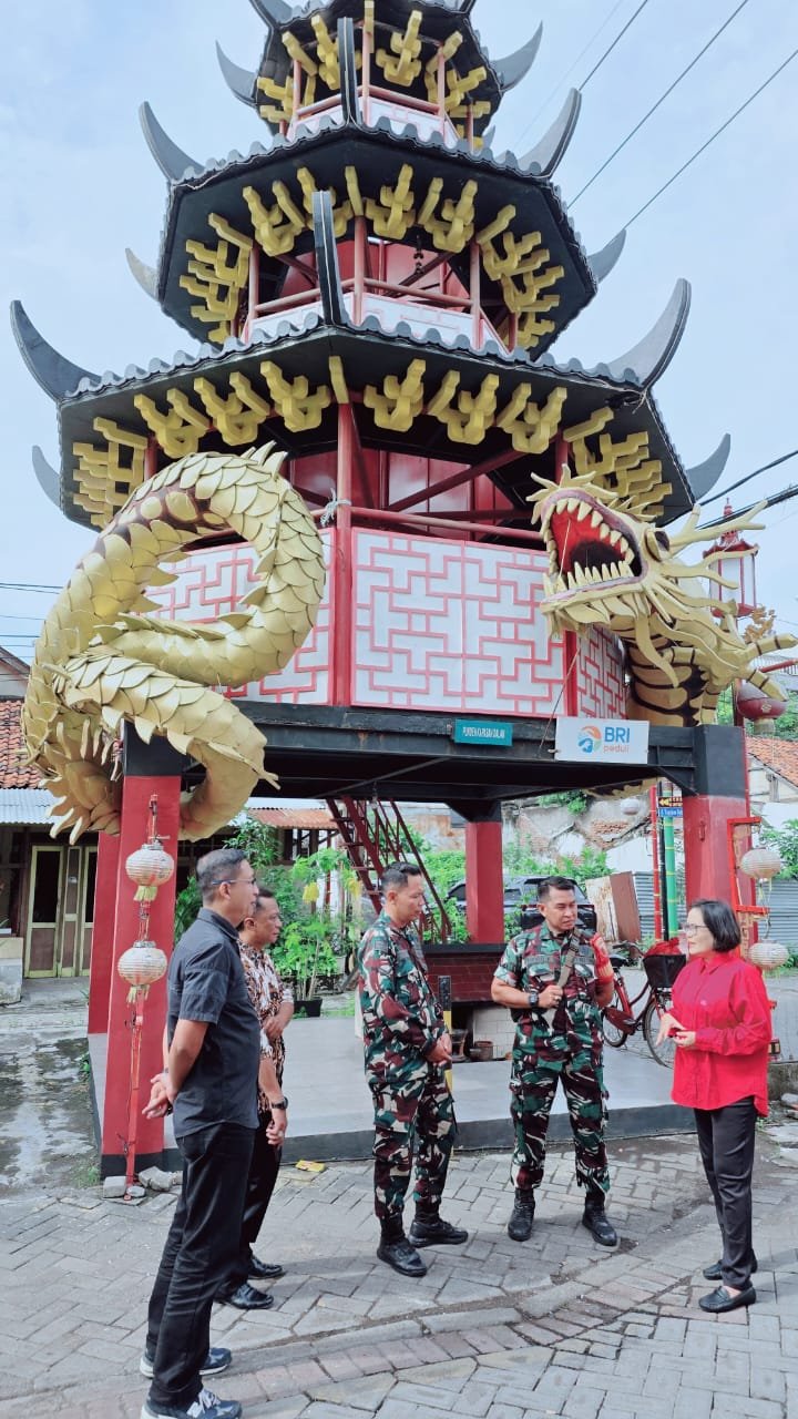 TargetNews.ID H.Niman
Kecamatan Simokerto kini menjadi salah satu wilayah di Surabaya yang dikenal dengan pelayanan publiknya yang cepat, transparan, dan penuh empati. Semua ini tidak lepas dari tangan dingin sosok pemimpinnya, Noervita Amin, S.H., M.Si., yang menanamkan semangat “melayani dengan hati” dalam setiap langkah kerja aparatur kecamatan (foto)
TargetNews.ID H.Niman