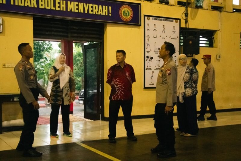 TargetNews.ID/RedaksiTim pengkaji yang hadir terdiri dari Widyaiswara Madya Sespim Lemdiklat Polri, Brigjen Pol Budi Indra Darmawan, S.I.K., M.M.; Kabagjiandiklat Rojianbang Lemdiklat, Kombes Pol Satria Rizkiano, S.I.K., M.Si., M.M.; dan Kasubbagjiandikbangspes Bagjiandiklat Rojianbang Lemdiklat Polri, AKBP Juli Isnanywati, S.H. (foto) TargetNews.ID/Redaksi