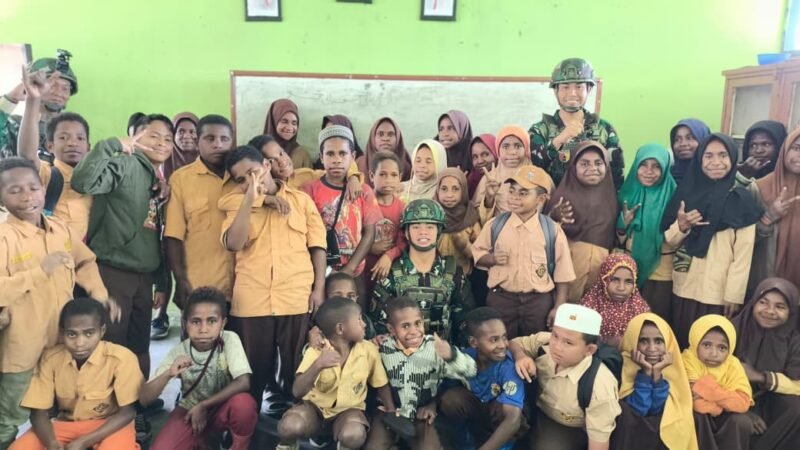 TargetNews.ID/RedakdiSatgas Yonif 521/DY melalui Pos Kotis Walesi membantu melaksanakan kegiatan mengajar bagi siswa siswi, Kegiatan mengajar itu dilaksanakan di Madrasah Ibtidaiyah (MI) Merassugun Asso Kampung Assoyelipele, Distrik Walesi, Kab. Jayawijaya, Papua Pegunungan (foto) TargetNewd.ID/Redaksi