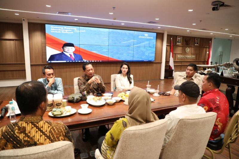 TargetNews.ID/RedaksiMenteri Dalam Negeri (Mendagri) Muhammad Tito Karnavian menekankan pentingnya hunian layak bagi masyarakat. Hal itu disampaikannya dalam rapat bersama Menteri Perumahan dan Kawasan Permukiman (PKP) Maruarar Sirait di Kantor Kementerian PKP, Jakarta (foto) TargetNews.ID/Redaksi