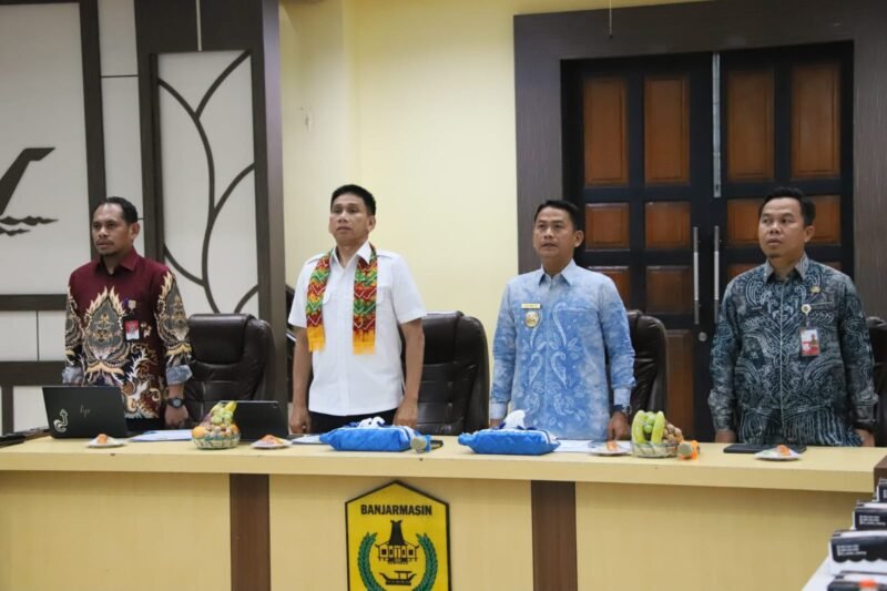 TargetNews.ID/RedaksiFoto: Wakil Menteri Dalam Negeri (Wamendagri) Akhmad Wiyagus menegaskan pentingnya kolaborasi antara pemerintah pusat dan daerah sebagai kunci pengendalian inflasi. Hal itu disampaikannya saat memimpin Rapat Koordinasi (Rakor) Tim Pengendalian Inflasi Daerah di Aula Kayuh Baimbai, Kantor Wali Kota Banjarmasin, Kalimantan Selatan (Kalsel) TargetNews.ID/Redaksi