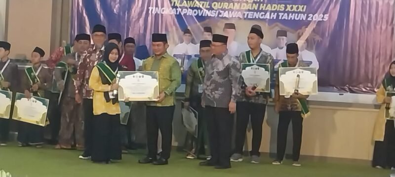 TargetNews.ID/FauziMusabaqoh Tilawatil Qu'ran dan Hadits ( MTQH) ke 31tahun 2025 Tingkat Propinsi Jawa Tengah yang berlangsung di Kabupaten Tegal resmi di tutup Sekda Propinsi di Jawa Tengah Soemrno, Kamis malam Jum'at di Pendopo Amangkurat.
Penutupan di hadiri Bupati dan Wakil Bupati Kabupaten Tegal, Pejabat Pemerintah Propinsi dan Daerah, Forkompinda serta undangan yang lain (foto) TargetNews.ID/Fauzi