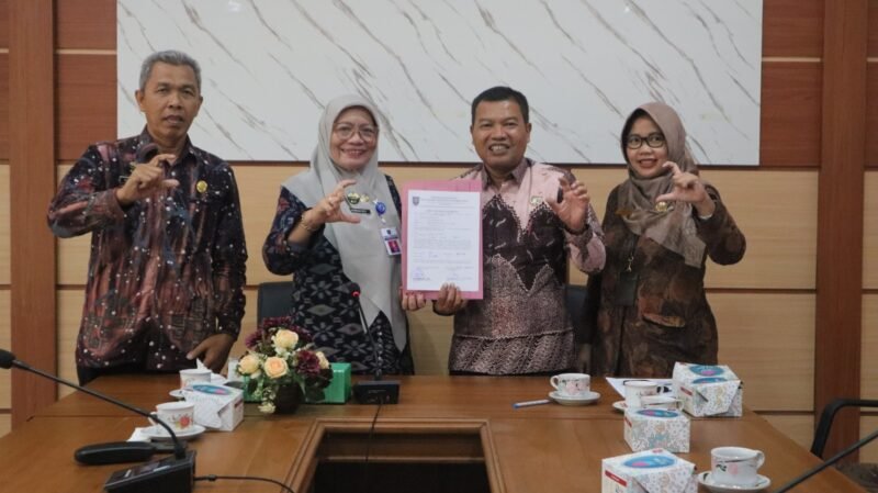 TargetNews.id/FauziDinas Komunikasi dan Informatika (Diskominfo) Kabupaten Tegal selaku Pejabat Pengelola Informasi dan Dokumentasi (PPID) Utama telah menyelesaikan kegiatan visitasi dan verifikasi terhadap 17 Organisasi Perangkat Daerah (OPD) dalam rangka penilaian keterbukaan informasi publik tahun 2025/foto/TargetNews.ID/Fauzi