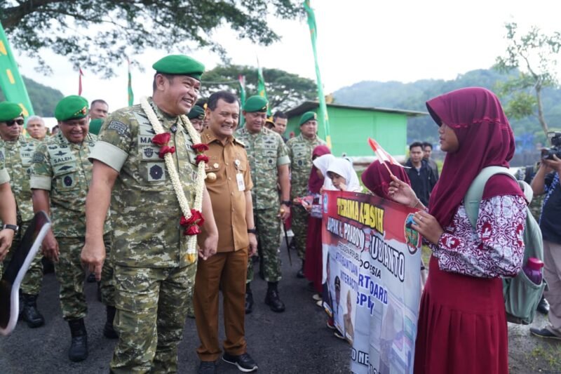 TargetNews.ID/IstimewahKepala Staf Angkatan Darat (Kasad) Jenderal TNI Maruli Simanjuntak, M.Sc., meresmikan instalasi pompa hidram di Kecamatan Rawalo, Kabupaten Banyumas, Jawa Tengah, Kamis (13/11/2025). Program ini menjadi bagian dari upaya TNI Angkatan Darat dalam mendukung ketersediaan air pertanian guna mewujudkan swasembada pangan nasional. (Foto) TargetNews.ID/Istimewah