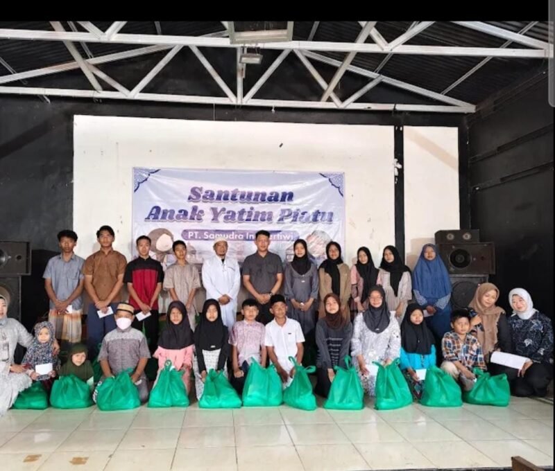 TargetNews.ID/FauziPT Samudra Ina Pertiwi (SIP) yang berlokasi di Kecamatan Pangkah, Kabupaten Tegal kembali menyelenggarakan kegiatan sosial berupa santunan rutin untuk anak yatim. Acara yang di gelar pada hari Jum'at (14/11/2025) tersebut, berlangsung di kantor PT.SIP dan dihadiri puluhan anak yatim dari wilayah setempat (Foto) TargetNews.ID/Fauzi