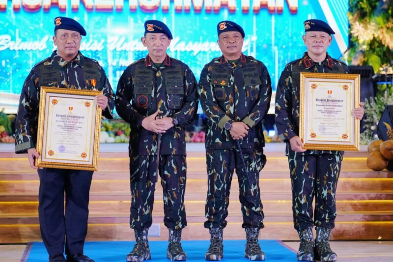 TargetNews.ID/IstimewahKapolri Jenderal Polisi Drs. Listyo Sigit Prabowo, M.Si., mengapresiasi kontribusi besar Korps Brimob Polri dalam mendukung berbagai program prioritas pemerintah, terutama di bidang ketahanan pangan dan pembangunan infrastruktur konversi energi bersih. Hal tersebut disampaikan Kapolri saat memberikan sambutan pada acara Syukuran HUT ke-80 Korps Brimob Polri yang digelar di Gedung Satya Haprabu, Korbrimob Polri, Depok, Jumat 14/11/2025 (Foto) TargetNews.ID/TargetNews.ID
