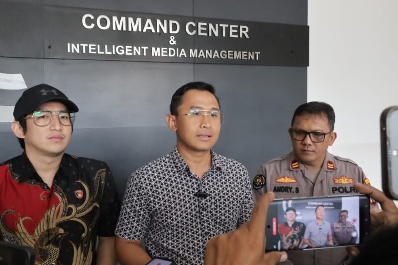 TargetNews.ID/RedaksiVideo viral aksi pencurian lampu taman di kawasan Kota Lama Surabaya akhirnya terungkap. Satreskrim Polrestabes Surabaya berhasil mengamankan dua pelaku (foto) TargetNews.ID/Redaksi