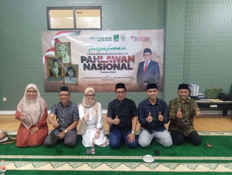 TargetNews.ID/Heru/Foto/Fraksi Partai Kebangkitan Bangsa (PKB) DPRD Kota Batu melaksanakan gelar tasyakuran penganugrahan gelar Pahlawan Nasional Tahun 2025. Yang ditujukan pada pahlawan Nasional asal Jatim seperti, Syahkona Muhammad Kholil dan KH.Abd Rahman Wahid serta Marsinah, berlangsung di ruang dinas Ketua DPRD Batu HM. Didik Subiyanto,SH, pada Jumat (14/11/2025).
