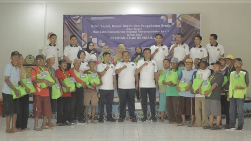 TargetNews.ID/JomsenRumah Tahanan Negara (Rutan) Kelas IIB Nganjuk melaksanakan rangkaian kegiatan Donor Darah, Pemeriksaan Kesehatan Gratis, dan Bakti Sosial dalam rangka Kick Off Peringatan Hari Bakti Kementerian Imigrasi dan Pemasyarakatan (Kemenimipas) ke-1 Tahun 2025. (Foto) TargetNews.ID/Jomsen