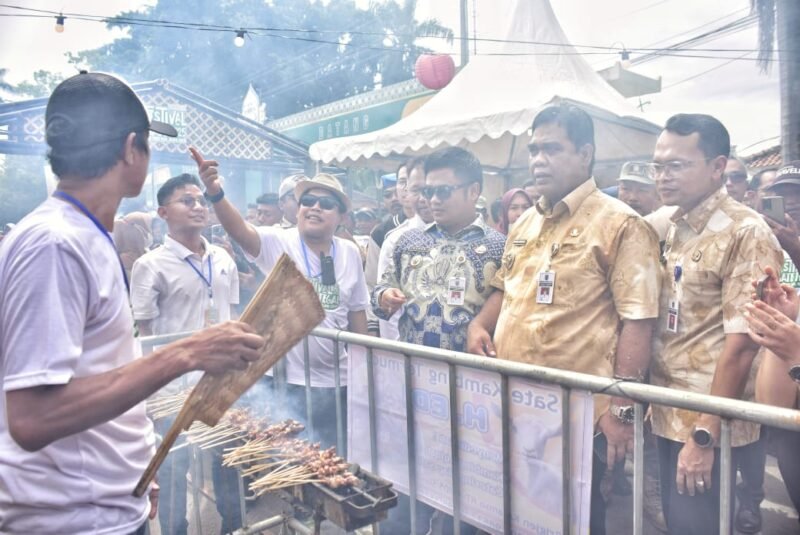 TargetNews.ID/FauziKepulan asap tampak membumbung dari biduk arang yang berderet di depan 30 stand warung pada Festival Sate Tegal 2025 yang digelar selama sehari di Jalan dr Soetomo, kawasan Alun-Alun Hanggawana Slawi, Kamis 13/11/2025/Foto/TargetNews.ID/Fauzi