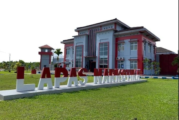 TargetNews.ID/Reno Peredaran Narkoba dari dalam lapas Sustik Pangkalpinang dan penggunaan Hanphone diduga bebas terkendali, hal ini memicu tanda tanya besar di kalangan publik terkait dugaan adanya Koordinasi yang Terstruktur antara Narapidana dan Pegawai Lapas (foto) TargetNews.ID/Reno