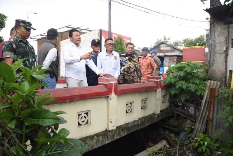 TargetNews.ID/Istimewah/Antok/FotoBupati Sidoarjo, H. Subandi, melakukan inspeksi mendadak (sidak) terhadap sejumlah proyek betonisasi di beberapa titik wilayah Waru, Sidoarjo, Sabtu (15/11). Sidak pertama dilakukan di Jalan Kureksari – Kepuhkiriman Kecamatan Waru TargetNews.ID/Istimewah/Antok