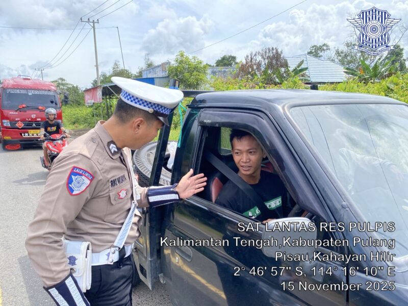 Anggota Satlantas Polres Pulang Pisau Memberi Teguran Kepada Pengemudi Yang Tidak Menggunakan Sabuk Pengaman dengan baik