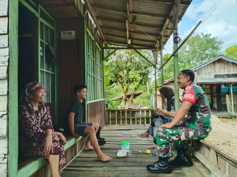 Pererat Kebersamaan, Babinsa Muara Uya-Jaro Laksanakan Komsos Bersama Warga Simpung Layung