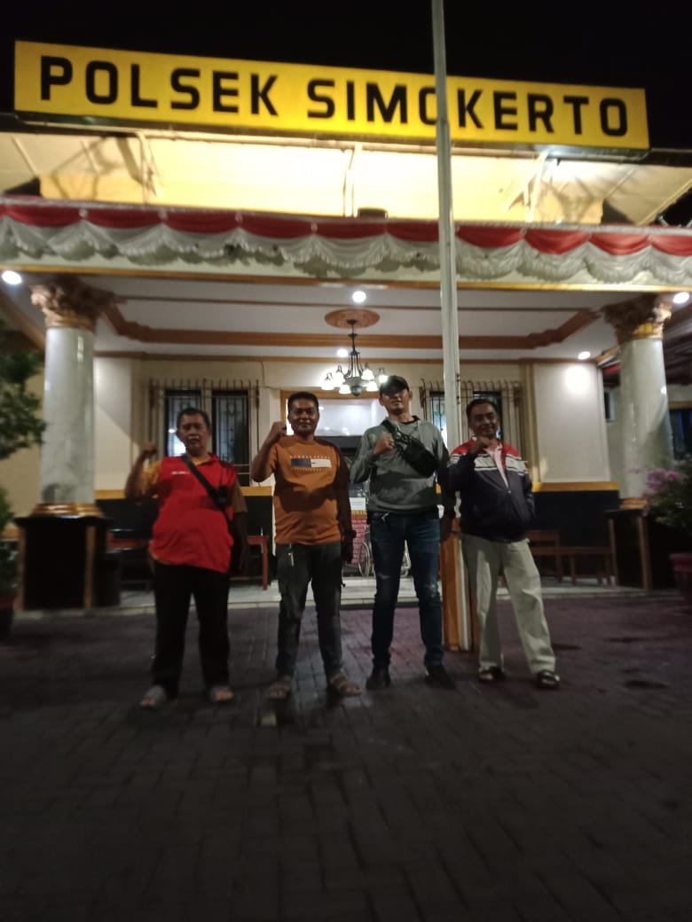 TargetNews.ID/H.NimanPolsek Simokerto yang dipimpin Aipda Totot. Kegiatan ini merupakan implementasi program Wali Kota Surabaya, Eri Cahyadi, dalam memperkuat keamanan wilayah melalui kolaborasi antara warga dan aparat. (Foto) TargetNews.ID/H.Niman