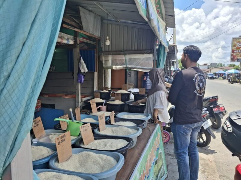 TargetNews.ID/RedaksiSatgas Pangan Polres Pulang Pisau terus memperkuat pengawasan terhadap harga dan ketersediaan beras guna memastikan stabilitas pangan di wilayah setempat. Dalam pemantauan yang dilakukan pada Minggu 16/11/2025/foto/TargetNews.ID/Redaksi