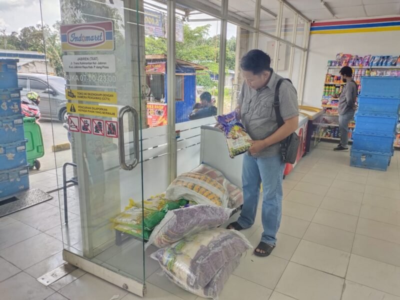 TargetNews.ID/RefaksiMenjelang perayaan Natal dan Tahun Baru (Nataru) 2026, Satgas Pangan Polres Pulang Pisau intensif melakukan pemantauan harga beras (foto) TargetNews.ID/Redaksi