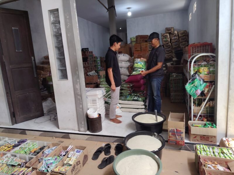 TargetNews.ID/RedaksiDalam rangka menjaga stabilitas harga bahan pokok, khususnya beras, Tim Satgas Pangan Sat Reskrim Polres Pulang Pisau melaksanakan pemantauan di sejumlah retail dan pusat perbelanjaan pada Minggu 16/11/2025/Foto/TargetNews.ID/Redaksi