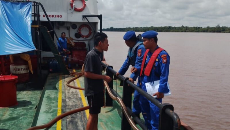 TargetNews.ID/RedaksiSatuan Polisi Air dan Udara (Satpolairud) Polres Pulang Pisau melakukan patroli dan pemeriksaan kelengkapan kapal di perairan DAS Kahayan, Kecamatan Kahayan Hilir, Kabupaten Pulang Pisau, Minggu 16/11/2025/foto/TargetNews.ID/Redaksi