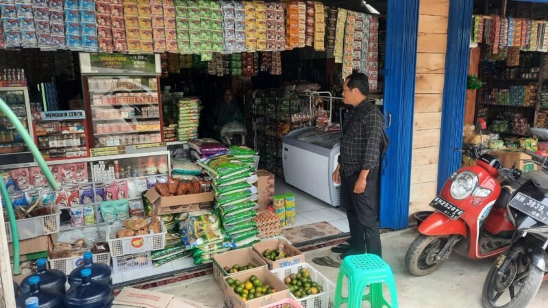 TargetNews.ID/RedaksiSatgas Pangan Polres Pulang Pisau memastikan bahwa harga beras di wilayah Kabupaten Pulang Pisau masih stabil dan sepenuhnya sesuai dengan Harga Eceran Tertinggi (HET) yang ditetapkan pemerintah. Kepastian ini disampaikan setelah tim melakukan pemantauan rutin pada Minggu 16/11/2025/foto/TargetNews.ID/Redaksi