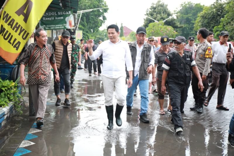 TargetNews.ID/Antok/IstimewahBupati Sidoarjo, Subandi melakukan inspeksi mendadak (sidak) saluran air di Perumahan Wisma Tropodo, Kecamatan Waru, pada Sabtu 15/11/25/TargetNews.ID/Antok/Istimewah