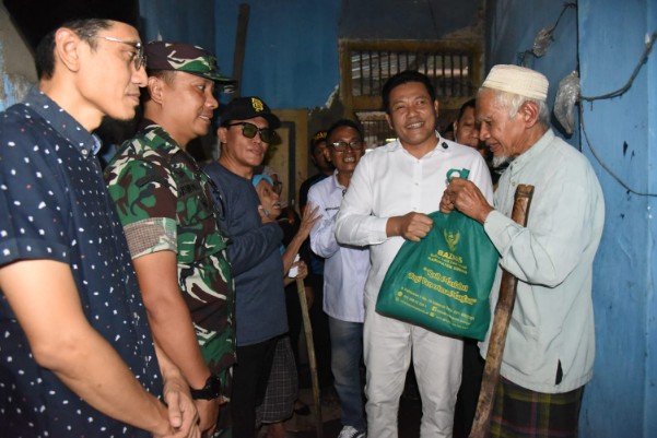 TargetNews.ID/RedaksiSiti Sholimah tak henti-hentinya bersyukur saat rumahnya didatangani Bupati Sidoarjo H. Subandi, Sabtu, (15/11). Istri Modin Dusun Alang-alang Desa Kureksari Waru Imam Ghozali (foto) TargetNews.ID/Redaksi