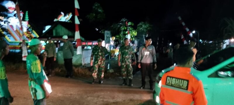 TargetNews.id/Redaksi/Foto/ Anggota Koramil 1008-02/Haruai–Upau–Bintang Ara melaksanakan pengamanan jalannya kegiatan penutupan MTQ Nasional ke-50 tingkat Kabupaten Tabalong, yang dipusatkan di Desa Masingai 1, Kecamatan Upau, Kabupaten Tabalong, Minggu (16/11/25)