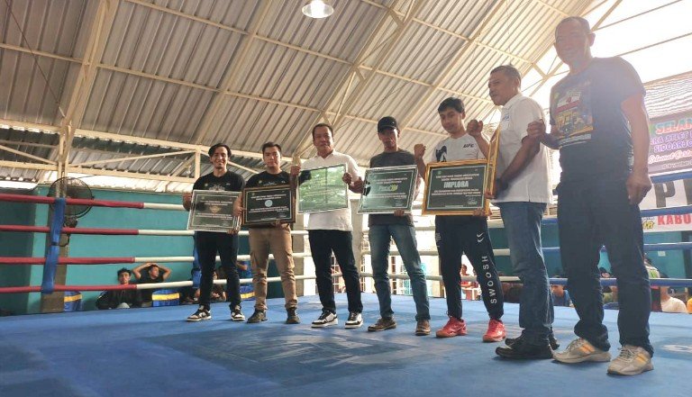 TargetNews.ID/Antok/FotoPengurus Cabang (Pengcab) Persatuan Tinju Amatir Nasional (Pertina) Kabupaten Sidoarjo sukses menggelar Fun Fight Boxing, Minggu kemarin, (16/11).