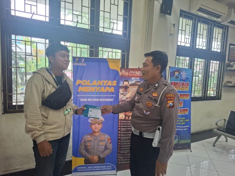 TargetNews.id/Adi/Redaksi
Satuan Lalu Lintas (Satlantas) Polresta Sidoarjo terus berinovasi dalam meningkatkan pelayanan publik melalui program “Polantas Menyapa”. Program ini menjadi sarana bagi petugas kepolisian untuk berinteraksi langsung dengan masyarakat, memberikan edukasi, serta menjawab berbagai pertanyaan seputar pelayanan lalu lintas dan pajak kendaraan bermotor.(foto)