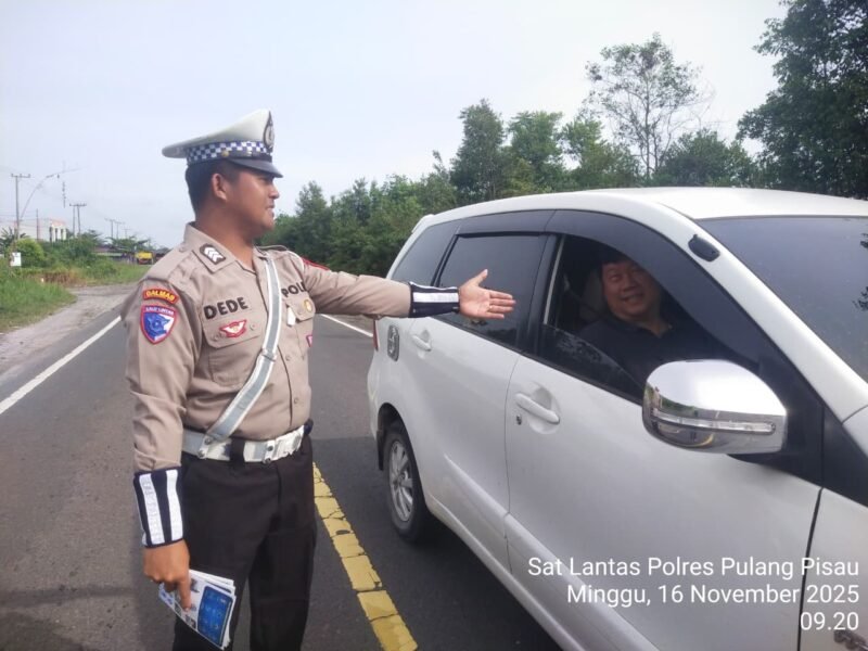 Anggota Satlantas Polres Pulang Pisau Memberi Teguran Kepada Pengemudi Yang Tidak Menggunakan Sabuk Pengaman dengan baik
