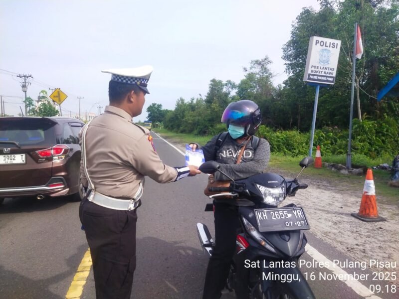 Polres Pulang Pisau Gelar Pembagian Brosur Kamseltibcarlantas, kepada Masyarakat