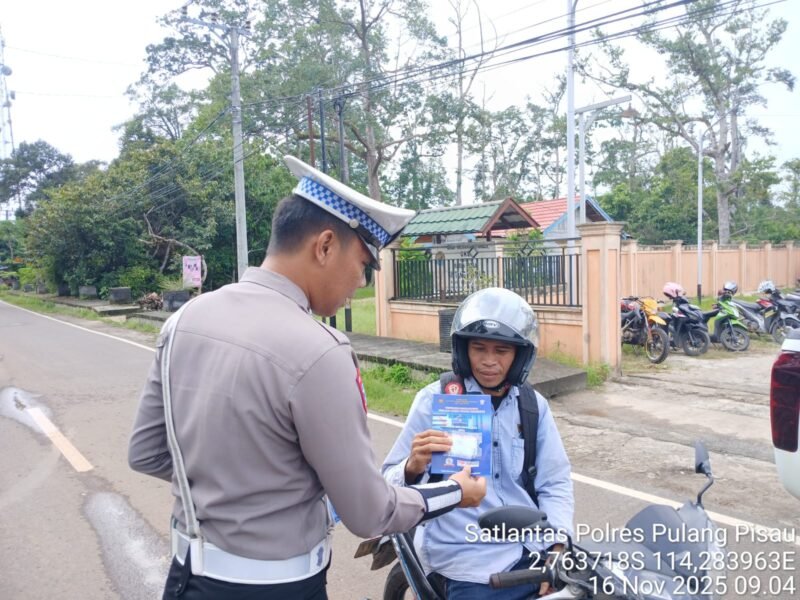 Polres Pulang Pisau Gelar Pembagian Brosur Kamseltibcarlantas, kepada Masyarakat