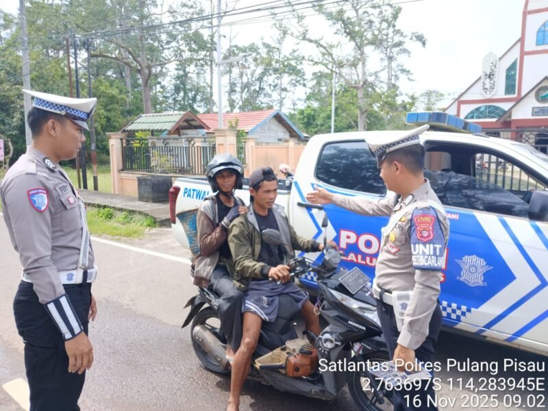 Wujudkan Keselamatan Dalam Berkendara, Kanit Kamseltibcarlantas Berikan Teguran Kepada Pengendara Yang Tidak Menggunakan Tanpa Helm