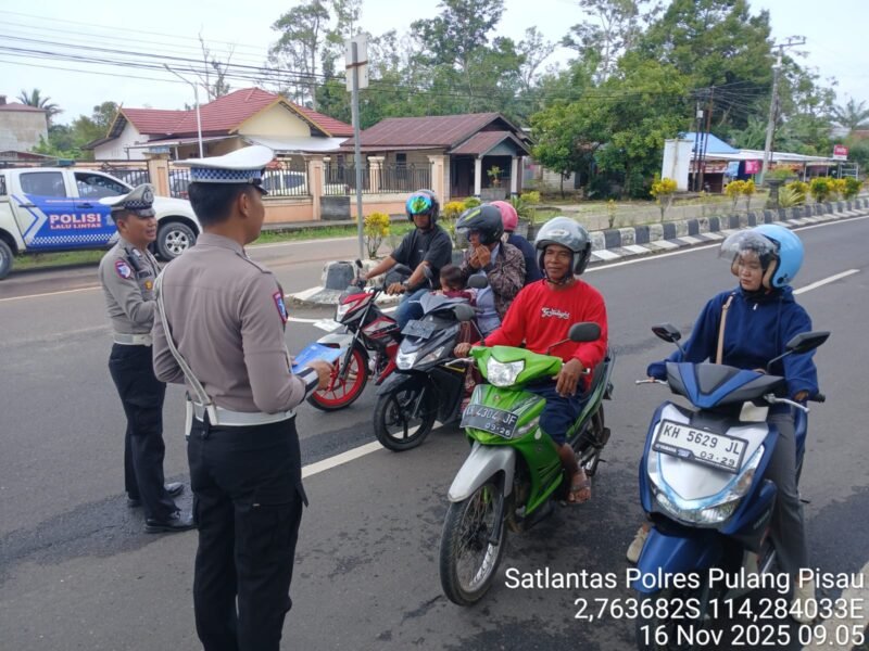 Sat Lantas Polres Pulang Pisau Laksanakan Patroli dan Pengaturan Lalin Serta Himbauan Kamseltibcarlantas Kepada Pengendara