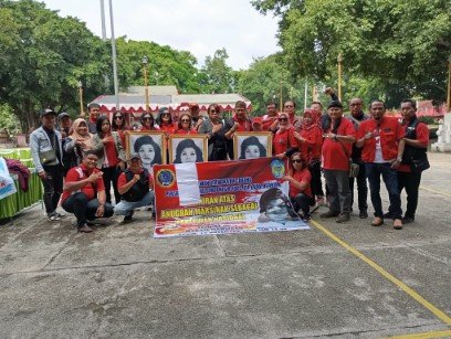 TargetNews.id/Jomsen/Foto Suasana Alun-Alun dan Pendopo Kabupaten Nganjuk pada Senin pagi (17/10/2025) tampak berbeda. Puluhan anggota DPC Persatuan Jurnalis Indonesia (PJI) Kabupaten Nganjuk, bersama tokoh masyarakat dan aktivis LSM, berkumpul sejak pukul 09.00 WIB untuk melakukan ziarah dan tabur bunga di Makam Marsinah.
