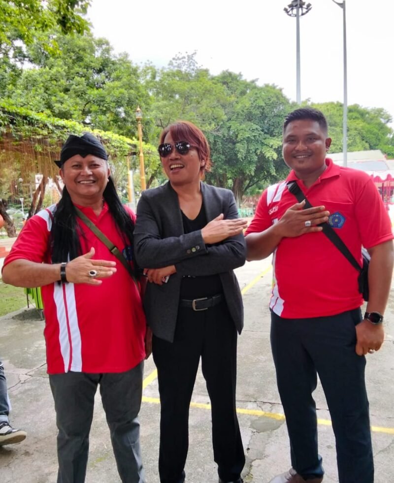 TargetNews.id/Jomsen/foto. Senin pagi, (17/10/2025), Alun-Alun pondopo kabupaten Nganjuk,tidak seperti biasanya. Sejak pukul 09.00 WIB, puluhan anggota DPC Persatuan Jurnalis Indonesia (PJI) Kabupaten Nganjuk, tokoh masyarakat bapak Marpaung, serta aktivis dari berbagai LSM mulai berkumpul. Tidak ada panggung megah, tidak ada spanduk besar. Hanya satu tujuan yang mengikat mereka: menghormati Marsinah