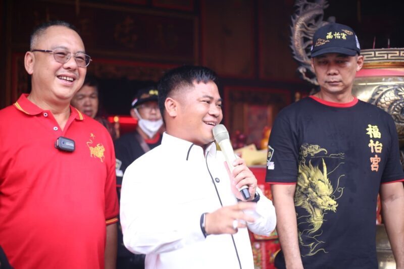 TargetNews.ID/Fauzi/Foto/Kirab budaya menjadi puncak perayaan Hari Kebesaran (Seng Thian) Kongco Liem Thay Soe Tahun 2576/2025 Klenteng Hok Ie Kiong Slawi. Pada perayaan ini, sebanyak 68 kiaw atau tandu diarak mengelilingi Kota Slawi pada Minggu (16/11/2025).