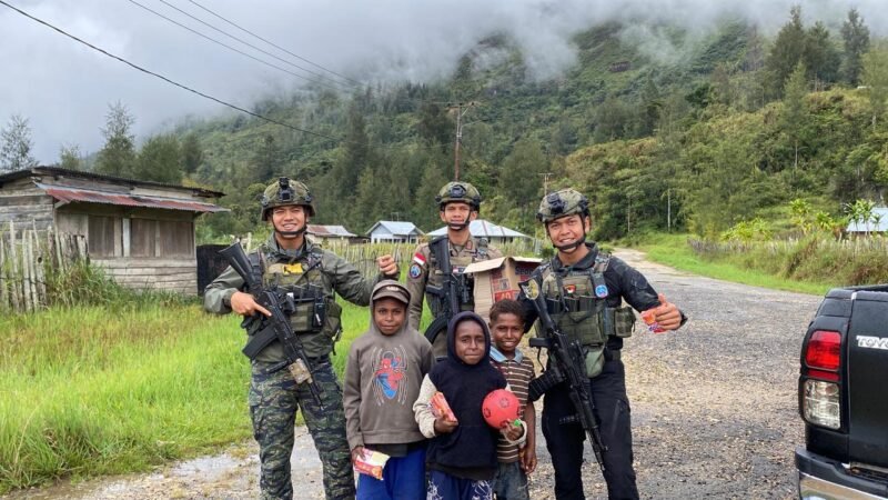 TargetNews.ID/Redaksi/Foto/Wujud nyata pendekatan humanis kembali ditunjukkan oleh personel Operasi Damai Cartenz melalui kegiatan kebersamaan bersama masyarakat di Distrik Bibida, Kabupaten Paniai, pada Sabtu sore (15/11/2025)