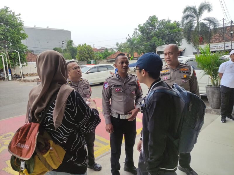 POLANTAS MENYAPA PENUMPANG DI STASIUN SIDOARJO, AJAK UTAMAKAN KESELAMATAN DAN TETAP BERHATI – HATI DIJALAN DALAM RANGKA OPS ZEBRA SEMERU 2025 (FOTO) TARGETNEWS.ID