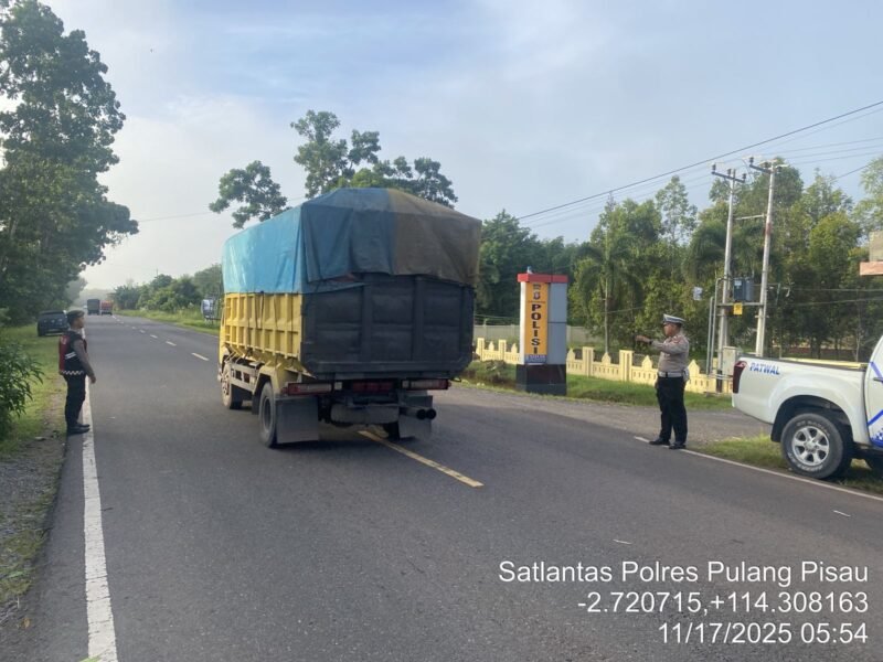 TargetNews.ID/Redaksi/Foto/Satuan Lalu Lintas – Pengaturan lalu lintas di pagi hari merupakan kewajiban setiap anggota Polri, sehingga perlu didukung dan dilaksanakan dengan semangat oleh seluruh Personel Satlantas Polres Pulang Pisau, pada Senin pagi, (17/11/2025)