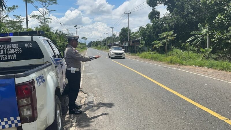 TargetNews.ID/Redaksi/Foto/Satuan Lalu Lintas - Antisipasi gangguan Kamtibmas Laka Lantas Anggota Satlantas Polres Pulang Pisau melaksanakan melaksanakan giat patroli dan pemantauan lokasi yang dianggap rawan laka Lantas diwilayah kecamatan Kahayan Hilir, Senin (17/11/2025 )