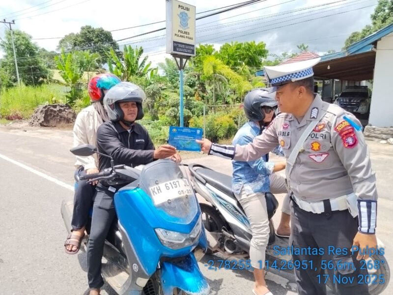 TargetNews.ID/Redaksi/Foto/Satuan Lalu Lintas – Polres Pulang Pisau melalui Satuan Lalu Lintas (Sat Lantas) menggelar kegiatan pembagian brosur/leaflet tentang Kamseltibcarlantas (Keamanan, Keselamatan, Ketertiban dan Kelancaran Lalu Lintas) kepada masyarakat pengguna jalan pada Senin, (17/11/2025)