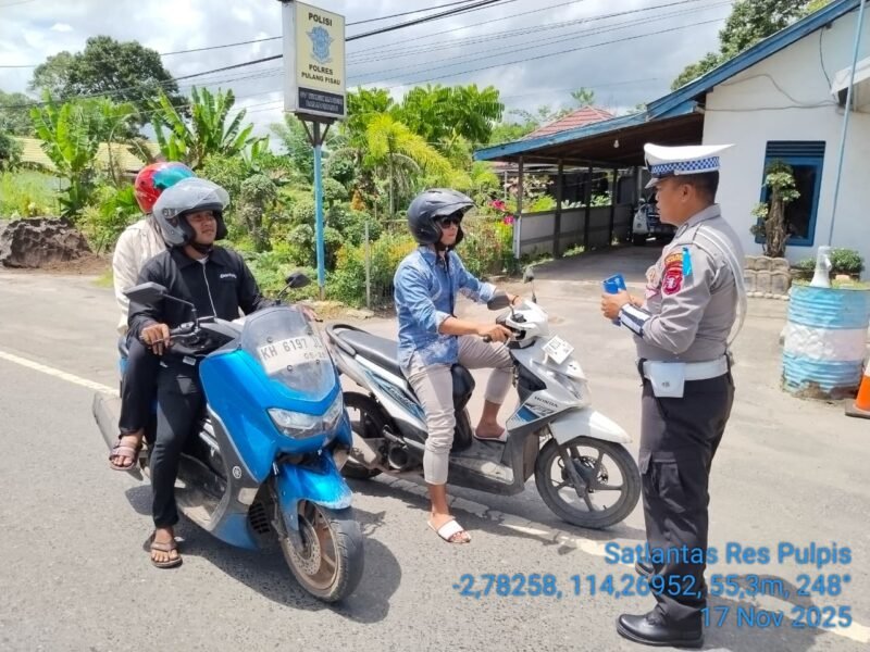 TargetNews.ID/Redaksi/Foto/Satuan Lalu Lintas – Untuk menciptakan keamanan, Keselamatan, ketertiban dan Kelancaran Lalu lintas di Kabupaten Pualng Pisau yang aman dan nyaman, serta menekan angka kecelakaan Lalu-lintas. Sat Lantas Polres Pulang Pisau Memberikan Himbauan Kamseltibcarlantas kepada Masyarakat, Senin (17/11/2025).