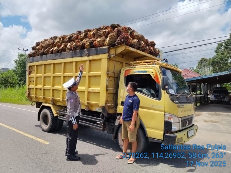 TargetNews.ID/Redaksi/Foto/Kapolres Pulang Pisau AKBP Iqbal Sengaji, S.I.K., M.Si melalui Kasatlantas Iptu Divani Mareta Astuti, S.Tr.K menjelaskan bahwa penindakan ini dilakukan sebagai bagian dari upaya menjaga keamanan dan kelancaran arus lalu lintas,