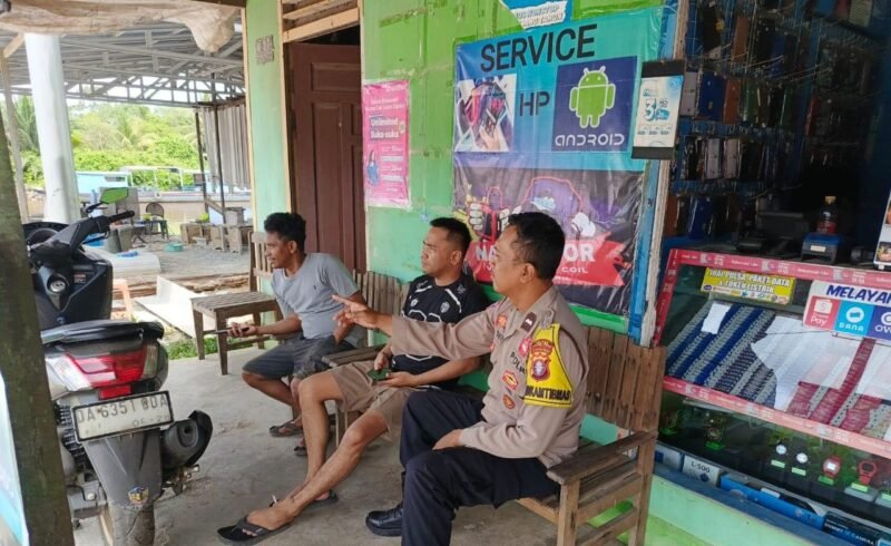 TargetNews.ID/Redaksi/Foto/Sebagai salah satu upaya dalam menanggulangi dan mencegah terjadinya gangguan kamtibmas, Personel Polsek Maliku, Polres Pulang Pisau, Polda Kalteng, melakukan Door to Door System (DDS) dan menghimbau masyarakat, Senin (17/11/2025) pagi.
