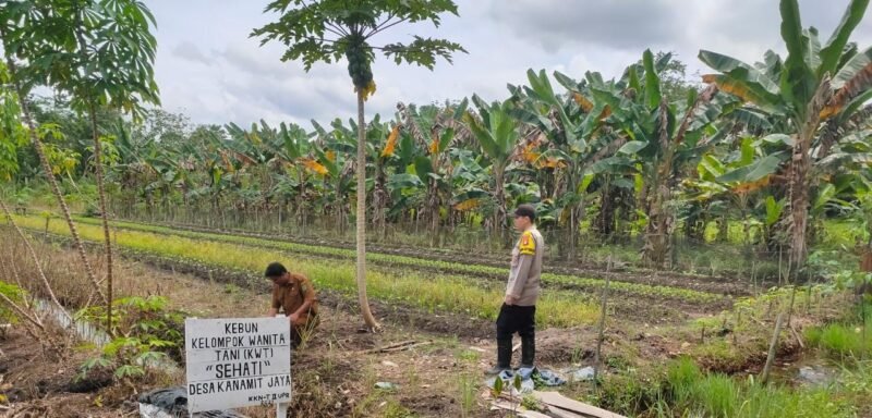 TargetNews.ID/Redaksi/Fpto/Giat patroli secara stasioner rutin terus digelar oleh Personel Polsek Maliku, Polres Pulang Pisau, di pemukiman penduduk yang ada di kecamatan Maliku, Senin (17/11/2025) pagi.