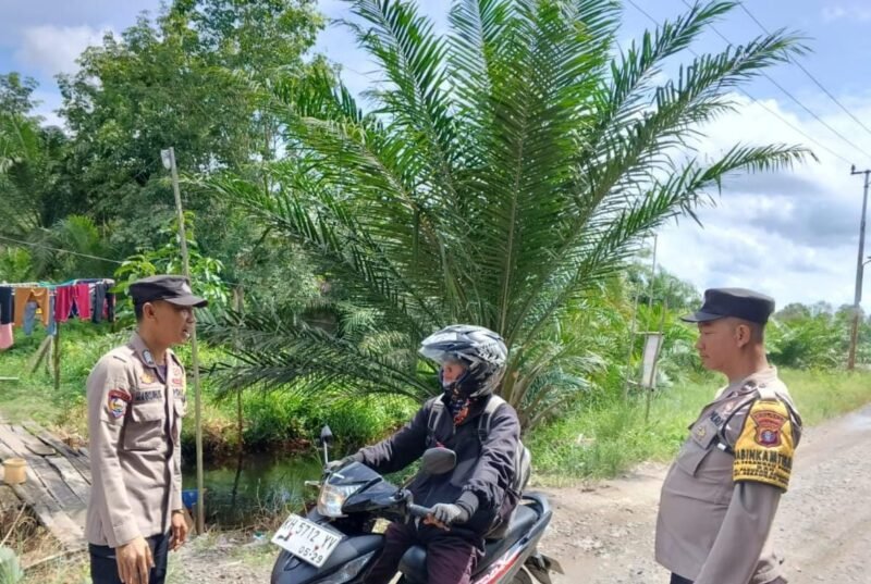 TargetNews.ID/Redaksi/Foto/Polsek Sebangau Kuala, Polres Pulang Pisau, Polda Kalimantan Tengah – Salah satu Upaya Kepolisian dalam rangka memelihara sitkamtibmas yang kondusif di wilkum, Polsek sebangau kuala, Polres Pulang Pisau, Polda Kalteng, kembali menggelar Kegiatan rutin yang ditingkatkan ( KRYD ) di Desa sebangau permai, Wilayah Kecamatan sebangau Kuala, Senin (17/11/2025) Siang.