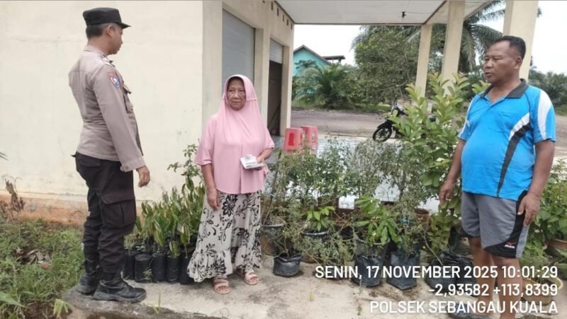 TargetNews.ID/Redaksi/Foto/Bhabinkamtibmas Polsek Sebangau Kuala Polres Pulang Pisau, Polda Kalteng, melaksanakan sambang di Desa Sebangau Permai Kecamatan Sebangau Kuala Kabupaten Pulang Pisau Provinsi Kalimantan Tengah, Senin (17/11/2025) Siang