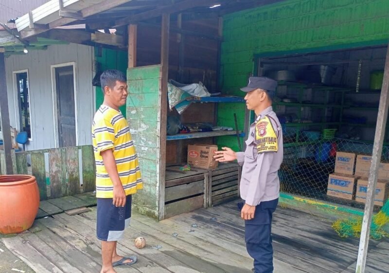 TargetNews.ID/Redaksi/Foto/Bhabinkamtibmas Polsek Sebangau Kuala Polres Pulang Pisau, Polda Kalteng, melaksanakan sambang di Desa Sebangau Permai Kecamatan Sebangau Kuala Kabupaten Pulang Pisau Provinsi Kalimantan Tengah, Senin (17/11/2025) Siang